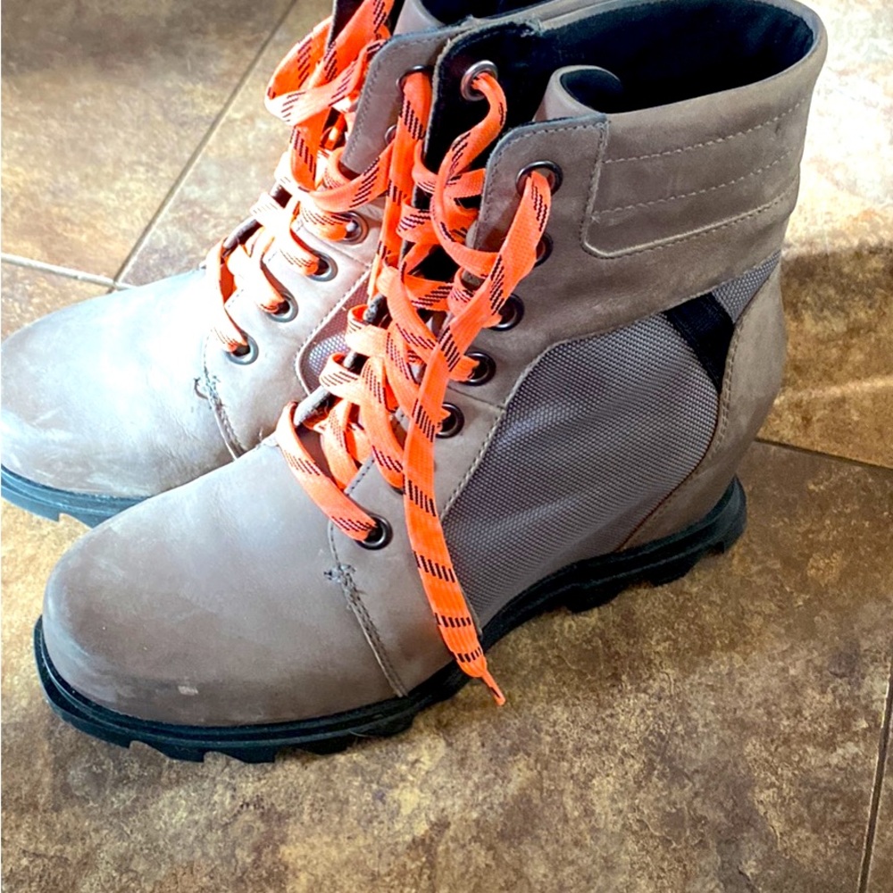 Gray sorel boots with pink laces. Worn one time. Without tags. Size 10. Like new